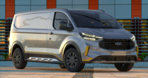 Grauer Ford Transit Custom vor Gebäude
