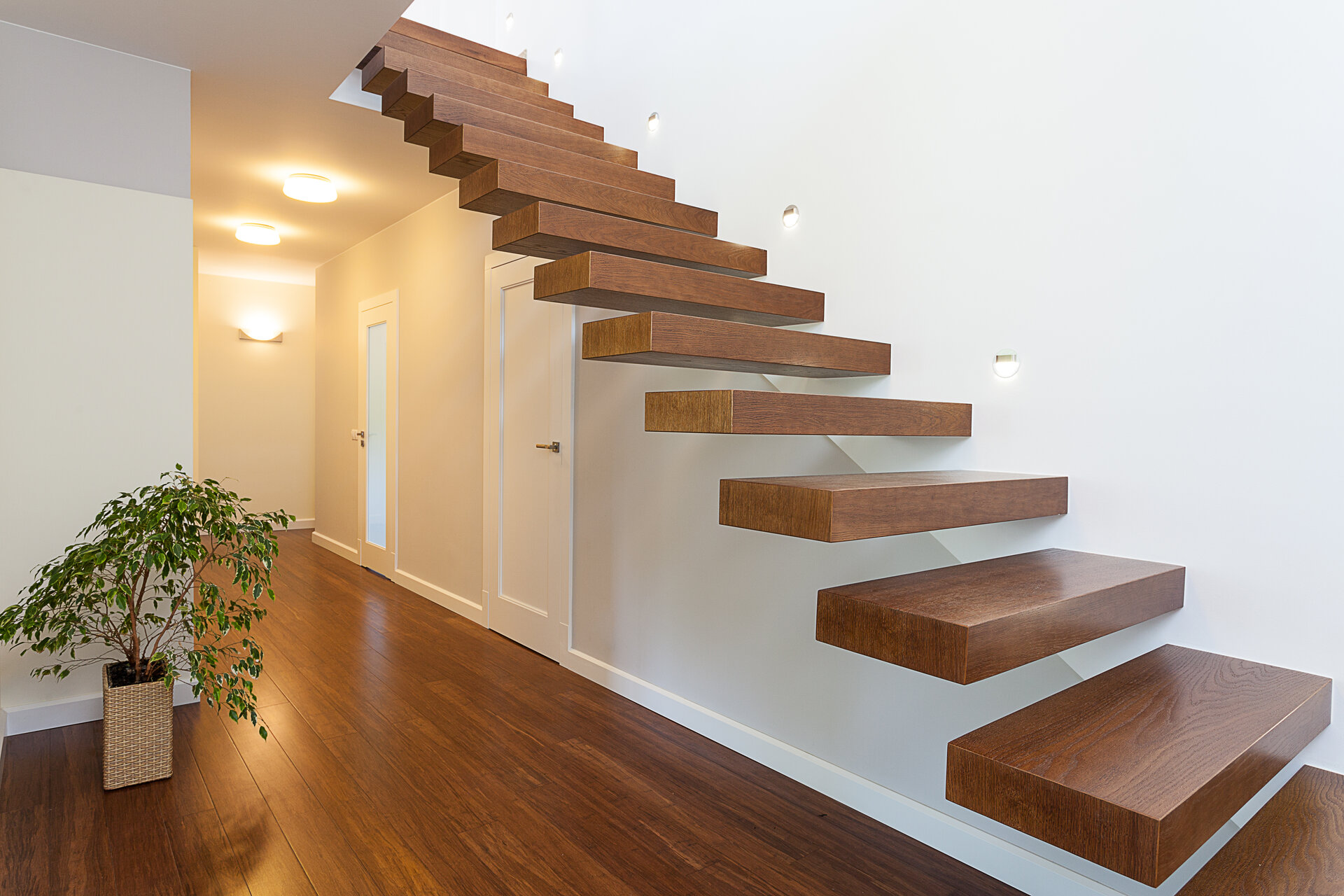 Heller Raum, eine geräumige Wohnung mit moderner Treppe aus Holz