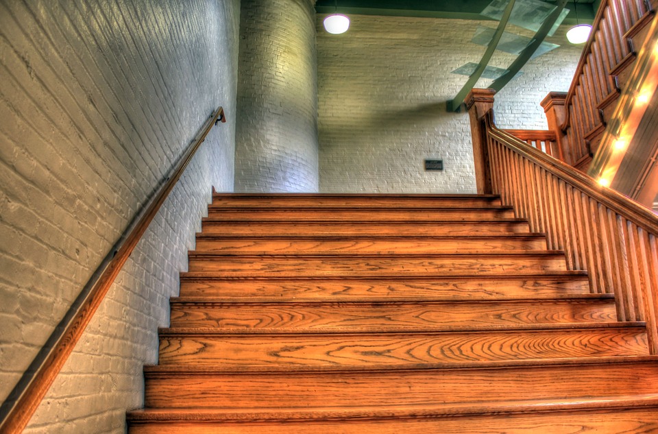 Eine gerade Treppe aus Holz