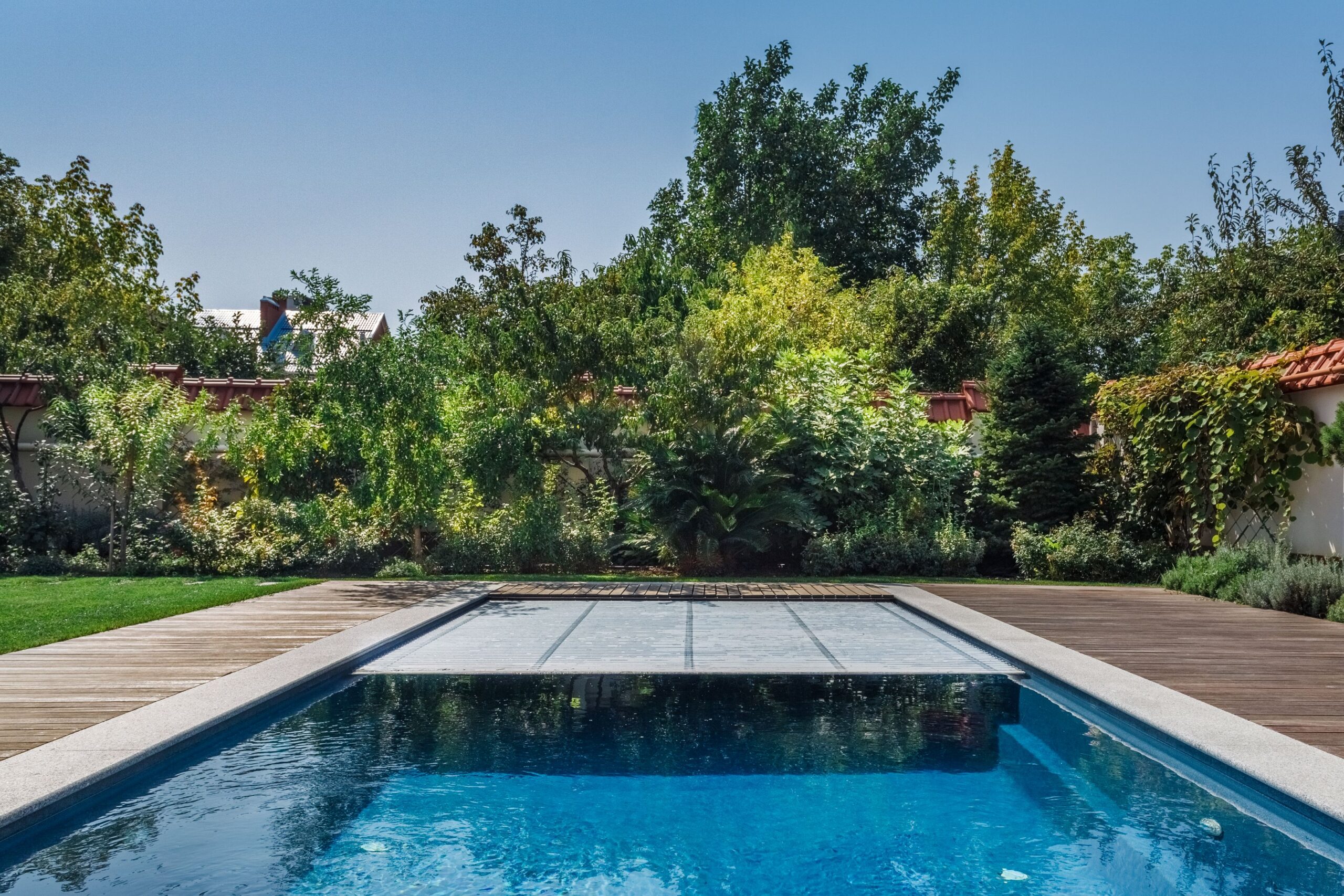 Privater Garten mit Pool – Pool Solarheizung ermöglicht längere Nutzung bei angenehmer Wassertemperatur