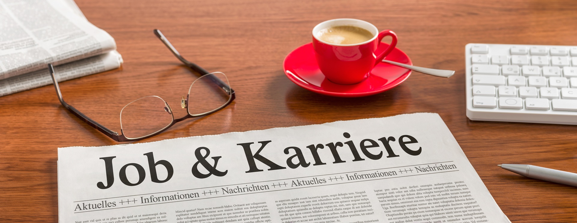 Zeitung mit Jobrubrik und Karrierethemen auf Schreibtisch | Pflege Jobs Frankfurt